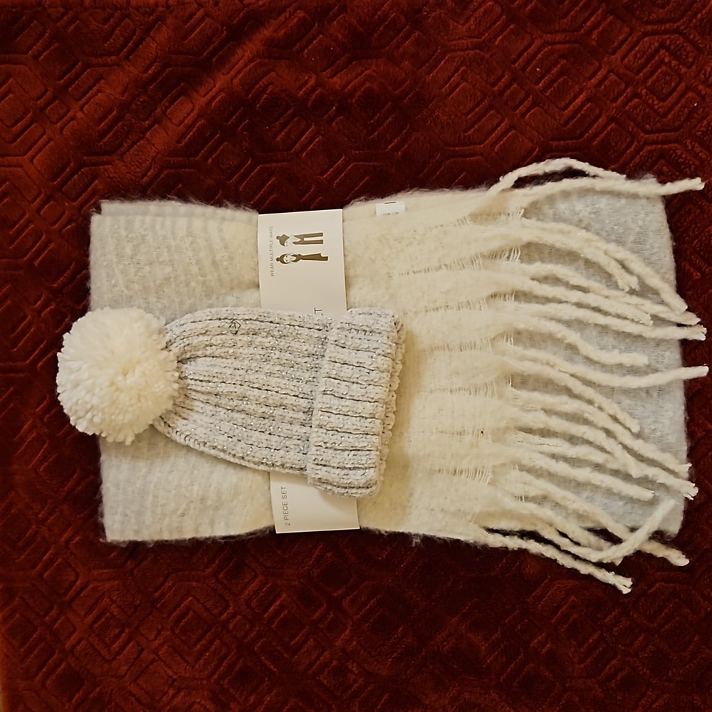 NWT 2-pieces oblong scarf and hat with pom-pom